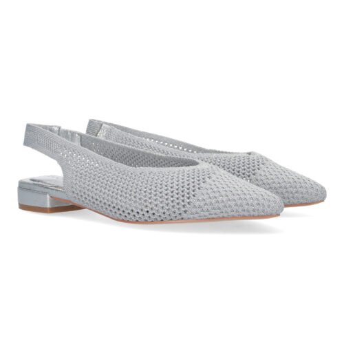 Zapato de salón de mujer elegante plano, destalonado.