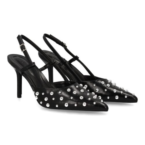 Stiletto de tacón fino con detalles metálicos