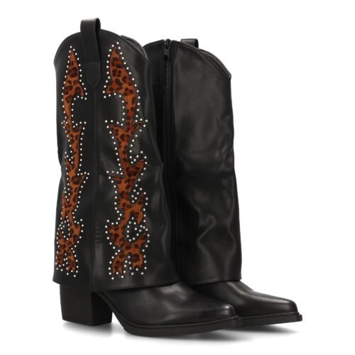 Bota cowboy con bordados y tachuelas
