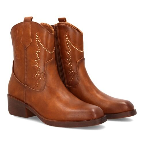 Bota cowboy con diseño de tachuelas.
